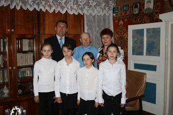 08:36_ Несмотря на 96 лет ветеран в строю