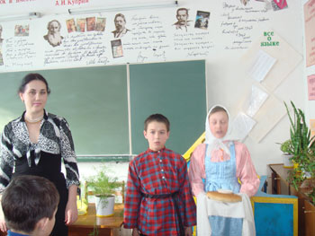 14:12_ Теплая встреча с выпускницей школы, ныне кандидатом филологических наук Елен Нарпи
