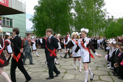 11:50 Школьный вальс звучит для выпускников 2006 года
