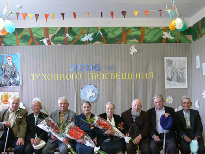 10:09 Собравшиеся на встречу участники битвы на Курской дуге почтили память своего товарища минутой молчания