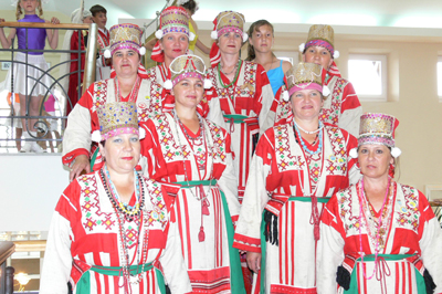 13:30 <FONT color=#ff0000><B>Участники XIV Всероссийского фестиваля «Родники России» готовятся выступить на гала-концерте в Алатыре