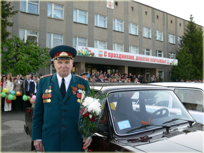 08:55_Алатырь. Ветеранам войны 9 мая вручены  ключи от автомобилей