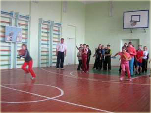15:10_Школьники с увлечением занимаются в новеньком спортивном зале
