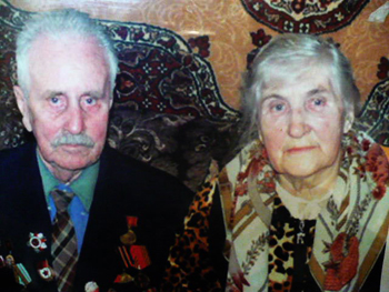15:05 г. Алатырь: в Международный день пожилых людей  поздравления принимали  «сапфировые» юбиляры – супруги Александровы