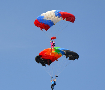 14:25_В День города алатырцев порадовали показательными  выступлениями  парашютисты  Чебоксарского  авиационно-спортивного клуба
