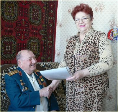 17:00_Поздравления с днем рождения  принимал  участник Великой Отечественной войны, Почетный гражданин города Алатыря Н.Н. Ларин