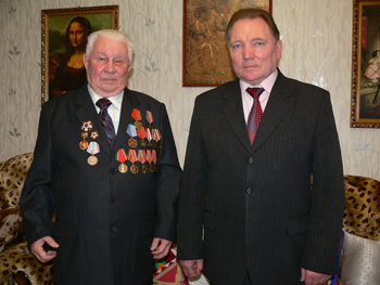 12:38 С  поздравлениями в гостях  у участника битвы за Ленинград  побывал глава администрации  г. Алатыря М.В. Марискин