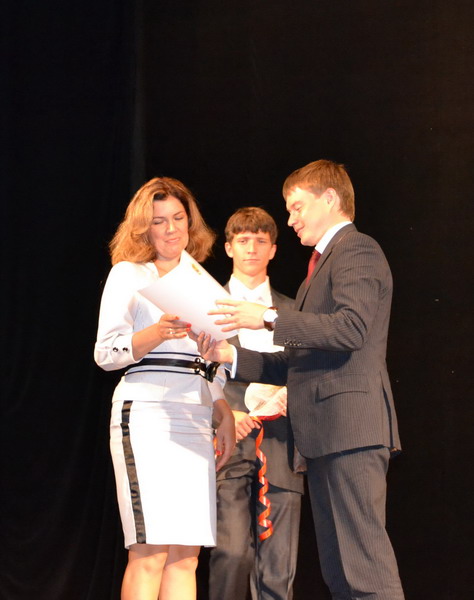 11:05_Лучшим  работникам  системы образования Алатыря в ходе ежегодной августовской конференции были вручены награды
