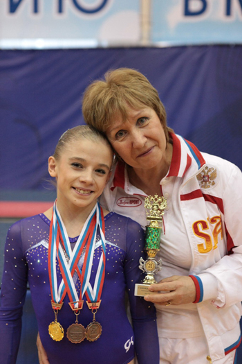 08:00_Золотую медаль в индивидуальных соревнованиях в ходе  чемпионата России завоевала  алатырская  гимнастка  Евгения Шелгунова