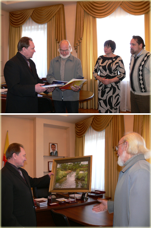 09:23 В канун закрытия персональной выставки картин состоялась встреча ее автора Н.П.Карачарскова с главой администрации г.Алатыря