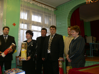 15:05 Подарки от депутатов получили  воспитанники  Алатырской школы-интернат, отмечающие день рождения в декабре