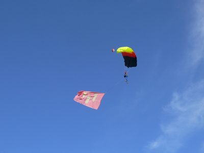 11:24 На праздновании Дня города Алатыря настоящее воздушное  шоу устроили  парашютисты Чебоксарского авиаклуба