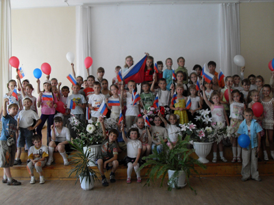 16:00_В пришкольном оздоровительном  лагере «Солнышко» сегодня праздничная программа началась с торжественного исполнения  Гимна России