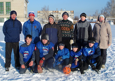 13:45_В  Алатыре в рамках декады спорта проходит  городской турнир   по мини-футболу на снегу среди дворовых команд