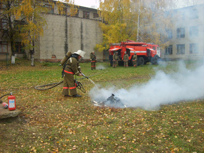 14:30_Показательная тренировка среди учащихся одной из школ г.Алатыря по обучению действиям во время пожара выявила и знания, и практические умения
