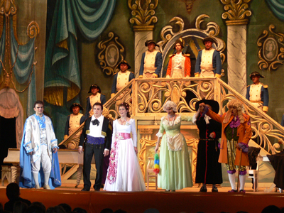 11:20_Чувашский государственный театр оперы и балета представил на сцене  Дворца культуры  в Алатыре оперу «Севильский цирюльник»