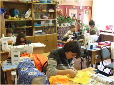 16:35_Неделя «Мастерград» в Алатырской школе-интернат завершилась показом коллекции моделей под названием «Цветы России»