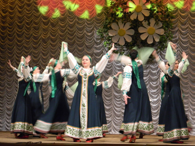 09:42_Вот уже 30 лет  Дворец культуры г. Алатыря встречает майские праздники отчетным концертом танцевальных коллективов