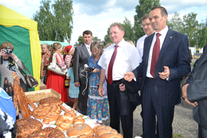 16:31 Своеобразным украшением  главного праздника города стал конкурс хлебопеков «Алатырский каравай-2011»