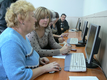 11:25_Помогают  пожилым  горожанам  осваивать азы  работы с персональным компьютером  студенты-волонтеры  Алатырского сельскохозяйственного техникума