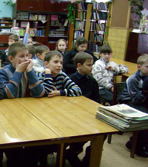 11:00 В день Дня славянской письменности и культуры школьники учились писать свои имена буквами старославянского алфавита