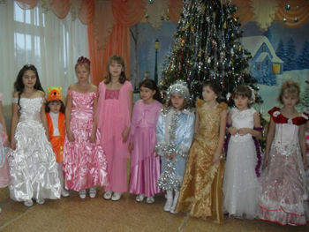 13:05_     г. Алатырь: новогодний праздник  «Весёлых красок карнавал» организовали для ребят   работники детского сада и библиотеки