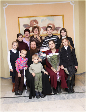 09:36 Накануне Дня Матери в отделе  ЗАГС   г. Алатыря  поздравляли  семью Савенковых с рождением восьмого ребенка
