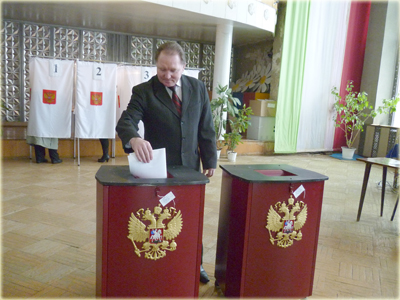 15:10_Глава администрации города Алатыря М.В. Марискин  проголосовал на избирательном  участке №37