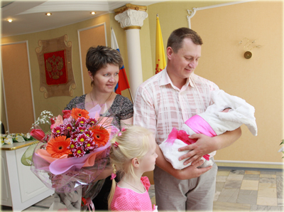 11:21 Накануне  празднования Дня России в отделе ЗАГС  г.  Алатыря состоялась торжественная церемония  имянаречения новой жительницы города