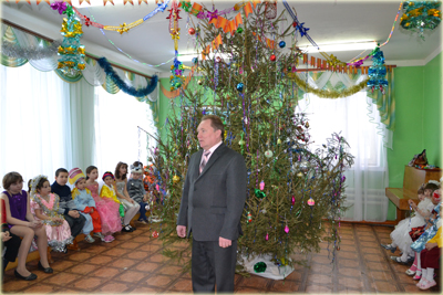 10:15 Глава администрации г. Алатыря Михаил Марискин поздравил с наступающими новогодними праздниками ребят, проживающих в социально-реабилитационном центре