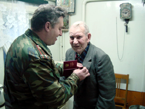 16:55 Медаль «За боевые заслуги» бывшему фронтовику вручена через 60 лет