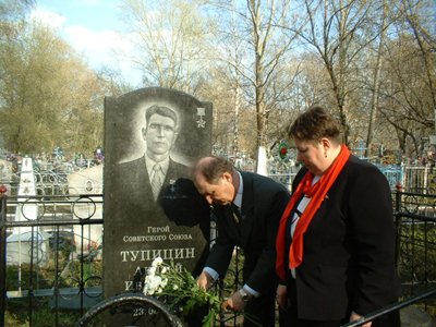 10:40 На могиле Героя Советского Союза А. И. Тупицына установлен новый мемориальный памятник