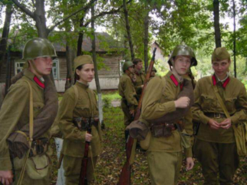 16:30 Члены военно-исторических клубов Поволжья имитировали моменты боевых действий времен Великой Отечественной войны