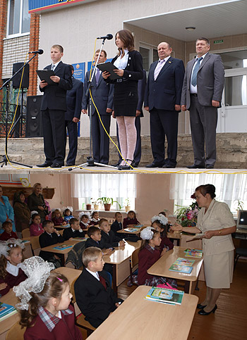 15:17. Заместитель Председателя Госсовета Чувашии Владимир Мидуков поздравил с новым учебным годом учащихся