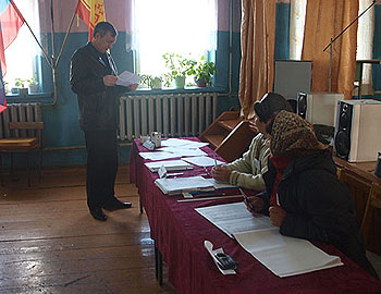 15:43. Глава администрации Аликовского района А.Н. Куликов ознакомился с ходом голосования на избирательных участках