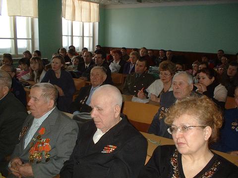 15:52 Глядя в вечный огонь - тихой скорби сиянье, ты послушай святую минуту молчанья…