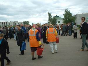 В местах общественного гуляния поселка Вурнары дежурит бригада уборщиков