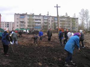 09:05 Муниципальные служащие организовали субботник по благоустройству привокзальной территории