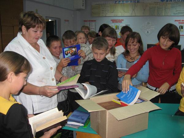 11:50 Год Добрых дел: глава Вурнарского района Анатолий Кузьмин подарил книги из личной библиотеки родной школе