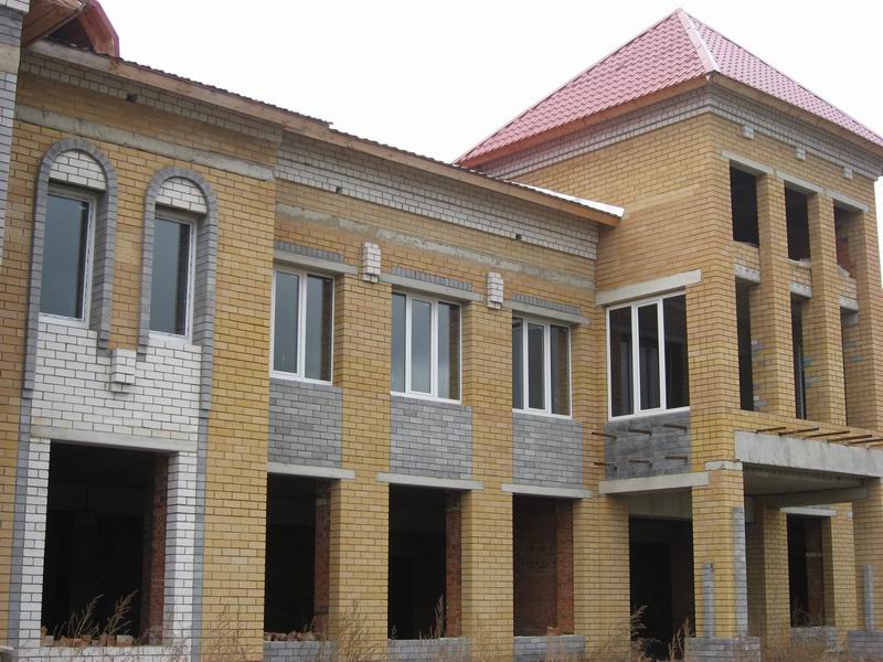 Новое красивое здание с колоннами гармонично вписывается в "вурнарский Арбат"