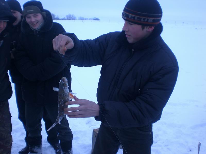 На конкурс по зимней рыбалке в д. Троицкое собрались рыбаки со всей округи