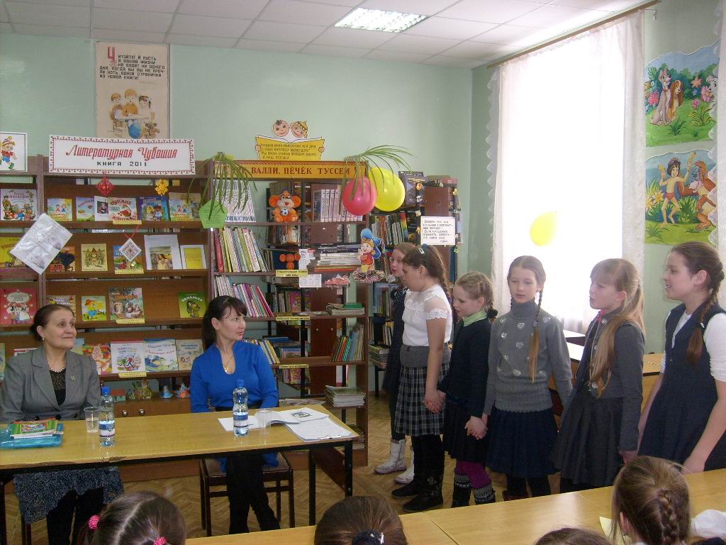 В детской библиотеке со  школьниками встретилась чувашская  поэтесса  Нина  П&#259;рч&#259;кан
