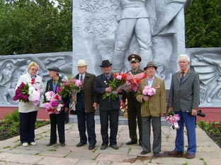 В городе Канаш состоялось возложение цветов к Вечному огню