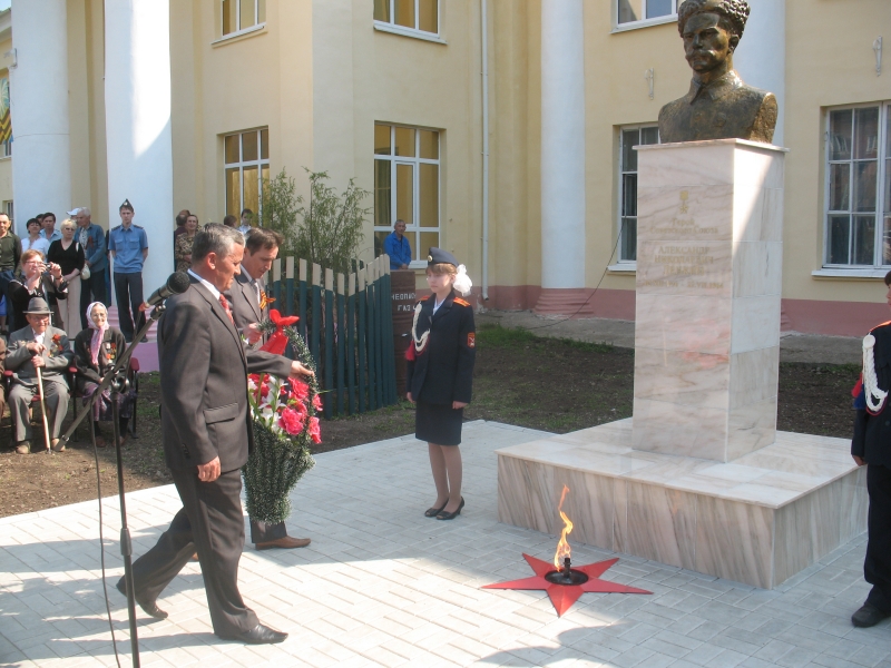 Торжественное открытие памятника герою Советского Союза, нашему земляку А. Ленкину