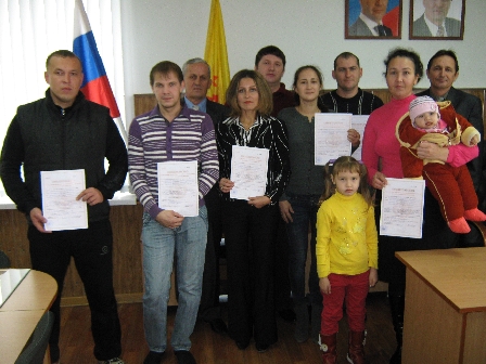 14:24 В Козловском районе сегодня вручены первые свидетельства на право получения социальной выплаты молодым семьям