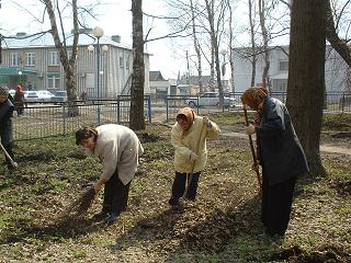 В  Комсомольском районе продолжается месячник по санитарной очистке улиц, дворов, парков и скверов