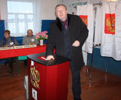 11:50 Глава администрации Комсомольского района Г.Ф.Волков принял участие в выборах