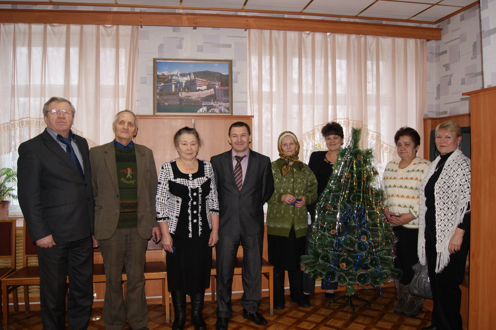 Первыми обладателями удостоверений «Ветеран труда Чувашской Республики» в Комсомольском районе стали 10 граждан с трудовым стажем более 40 лет