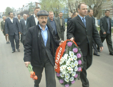 Возложили венок к памятнику погибшим воинам-землякам