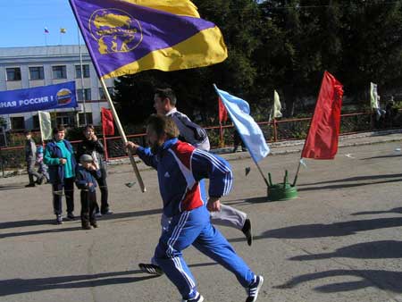 Кубок от имени партии «Единая Россия» - самой массовой команде на районном празднике бега